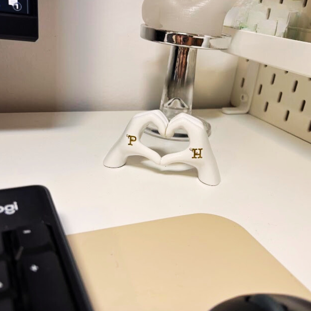 Personalisierte Hand-Herz Dekofigur mit Namen | Geschenk für Paare & Hochzeit