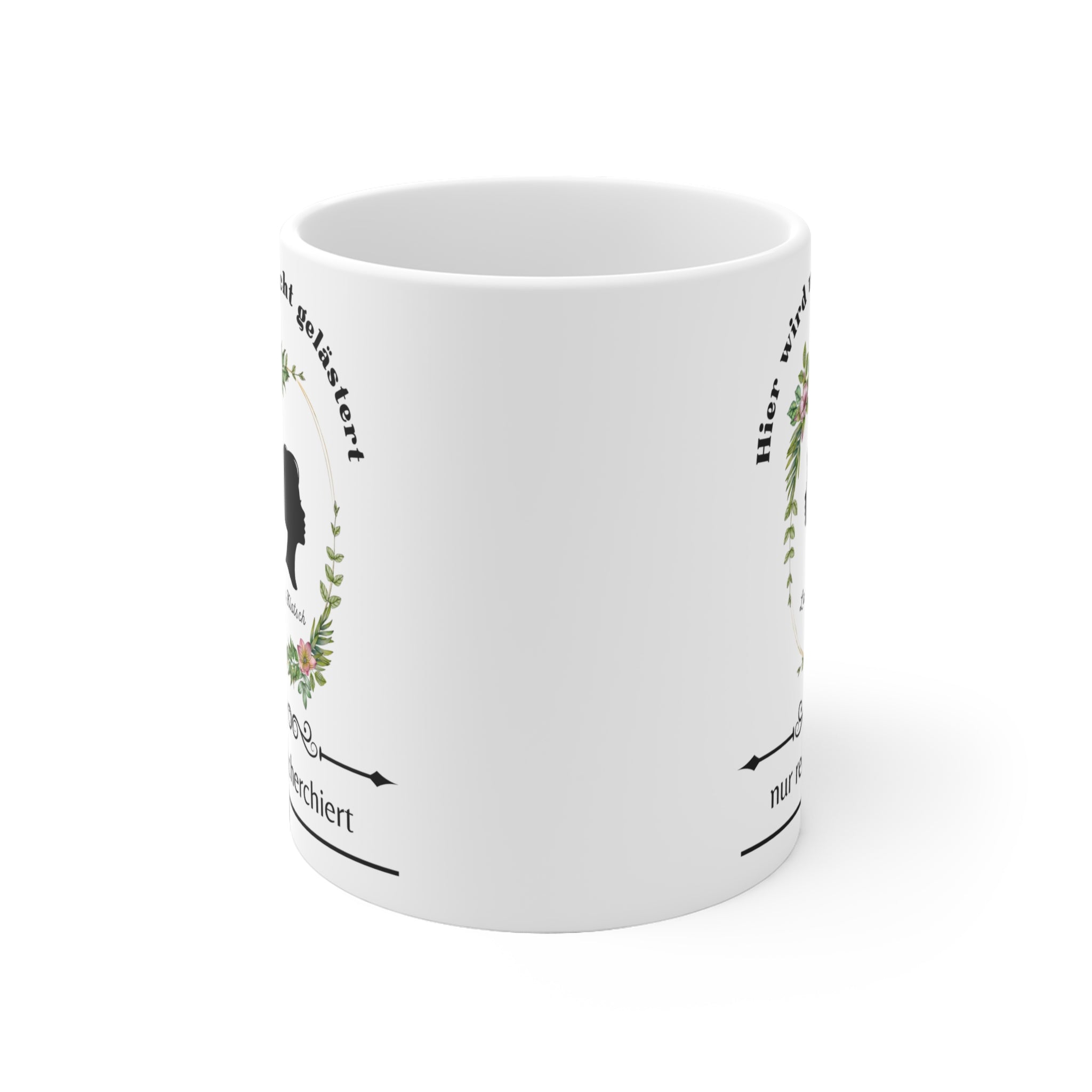 Lustige Kaffeetasse auf einem Schreibtisch neben einem Laptop – Geschenkidee für Kolleginnen.