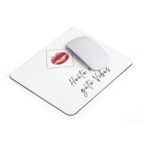 Modernes Büro Accessoire Mauspad mit weißer Computermaus auf weißem Hintergrund