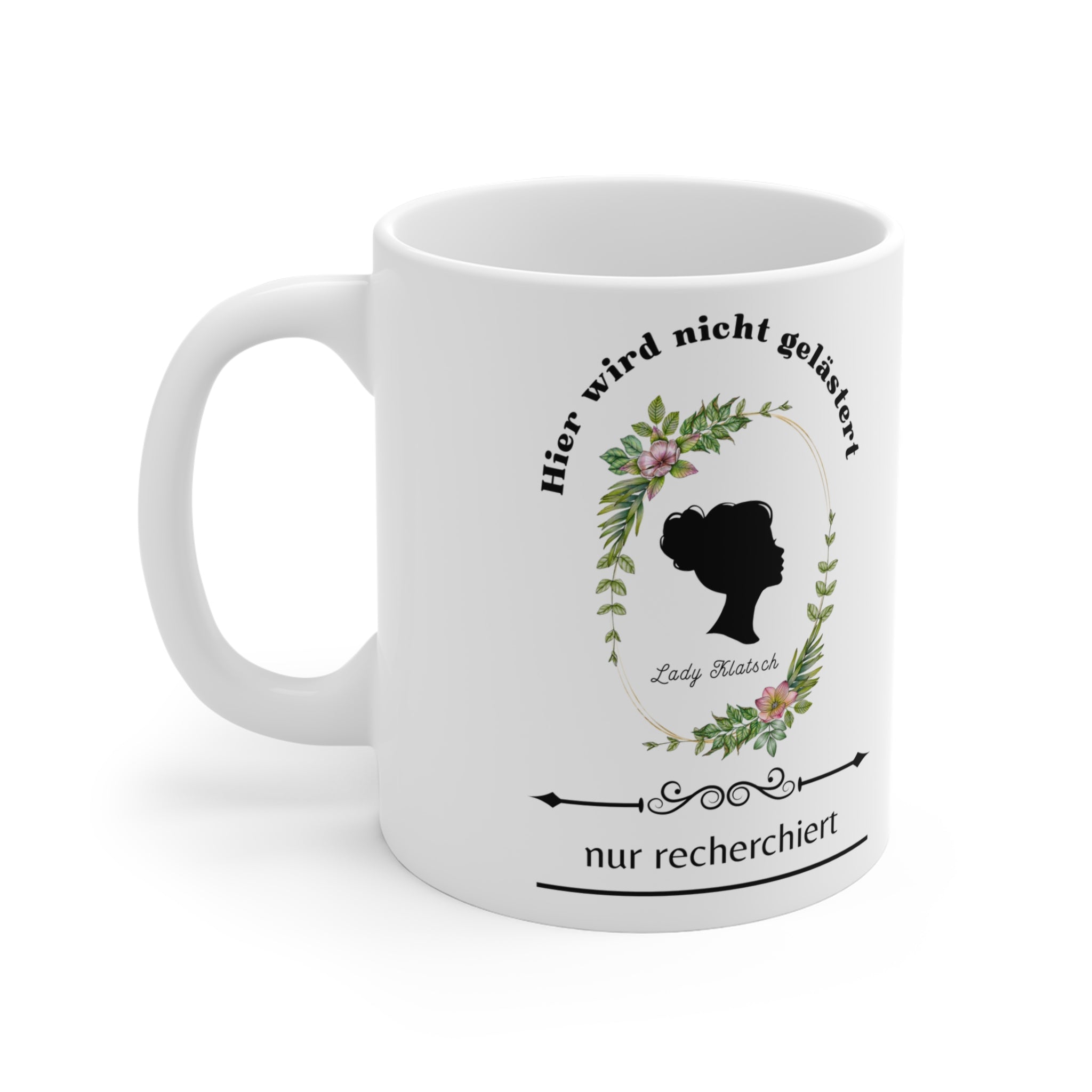 Weiße Keramiktasse mit Blumenkranz-Silhouette und Spruch „Hier wird nicht gelästert, nur recherchiert